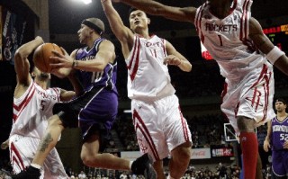 姚明nba首战，姚明NBA首战5犯