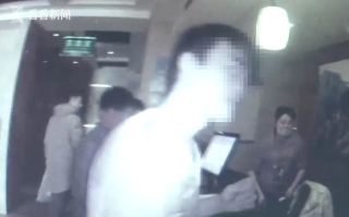 小伙睡着恶搞屁股视频，小伙睡着恶搞屁股视频大全