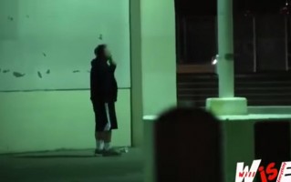 国外恶搞路人偷油视频，国外恶搞路人搞笑视频
