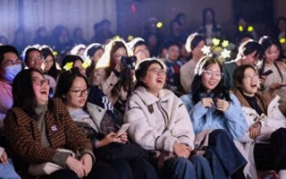 女脱口秀在学校讲段子，女脱口秀在学校讲段子视频